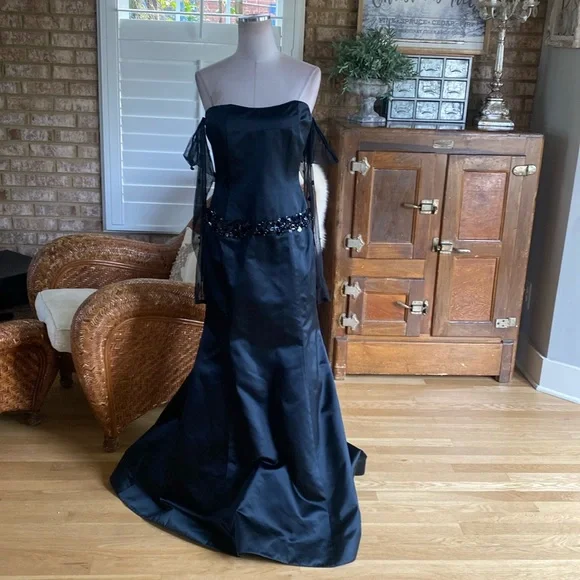 Pamella Roland | Dresses | Pamella Roland Luxury Black Strapless Silk Dress Glove Sleeves 6 Excellent | Poshmark Pamella Roland | Dresses | Pamella Roland Luxury Black Strapless Silk Dress Glove Sleeves 6 Excellent | Poshmark